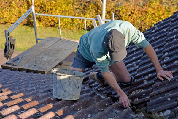 Réparation de toiture en zinc et tuiles cassées à Pernes-les-Fontaines